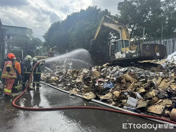 ▲新北三峽開放式回收場突起火，一旁幼兒園擔心遭波及，急忙疏散學童。（圖／記者陸運陞翻攝）
