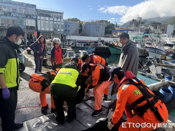 ▲▼南方澳第二漁港今早驚現女浮屍。（圖／記者游芳男翻攝，下同）