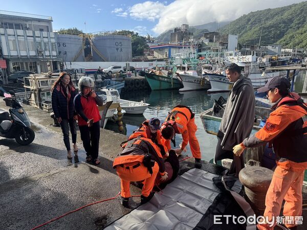 ▲▼南方澳第二漁港今早驚現女浮屍。（圖／記者游芳男翻攝，下同）