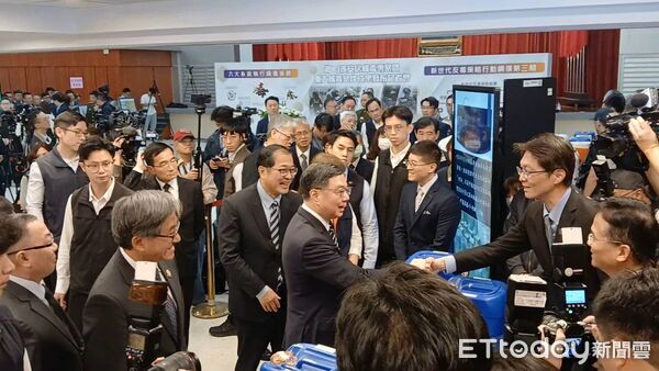 ▲▼行政院長卓榮泰，與高雄地檢署檢察長黃元冠握手，感謝檢方努力緝毒。（圖／記者吳銘峯攝）