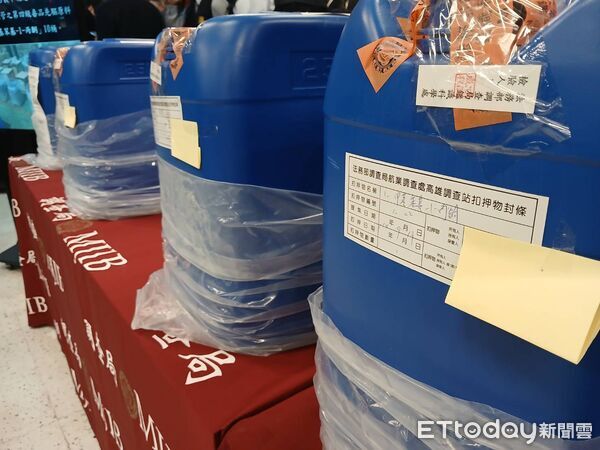 ▲▼高雄地檢署查獲的第四級毒品先驅原料「1-甲基苯基-1-丙酮」，毒品咖啡包的原料。（圖／記者吳銘峯攝）