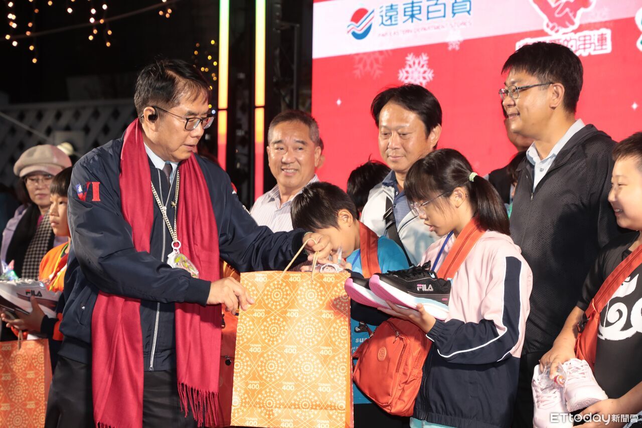 台南大遠百聖誕公益點燈亮起15米星光樹　黃偉哲：感謝企業溫暖偏鄉學童