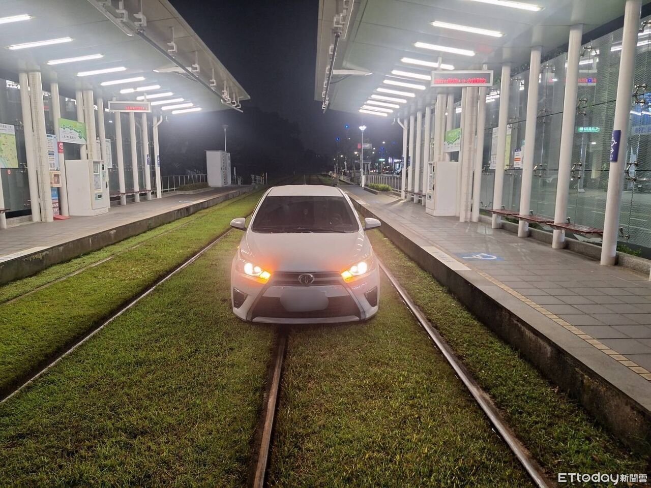 快訊/高雄轎車「開進輕軌車站」卡軌道 8班次列車延誤