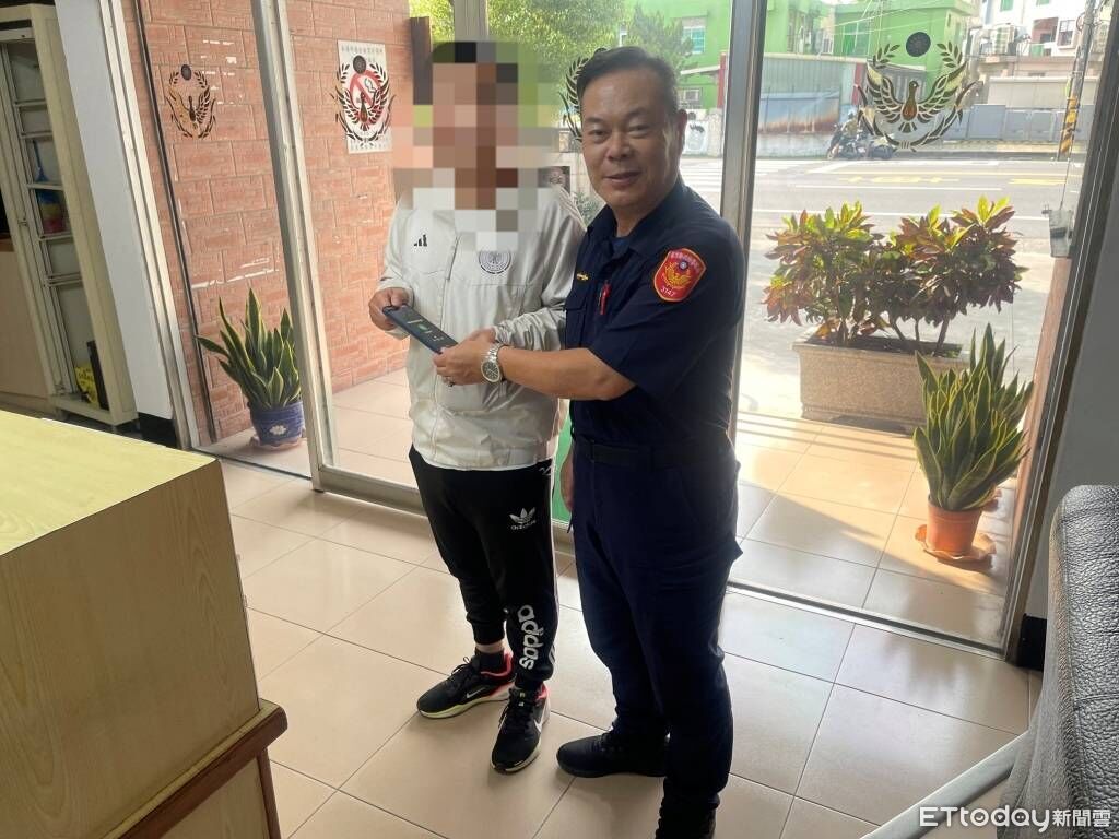 民眾檢到手機聯絡不上失主！老父憂他出事　原來是海巡署服役中