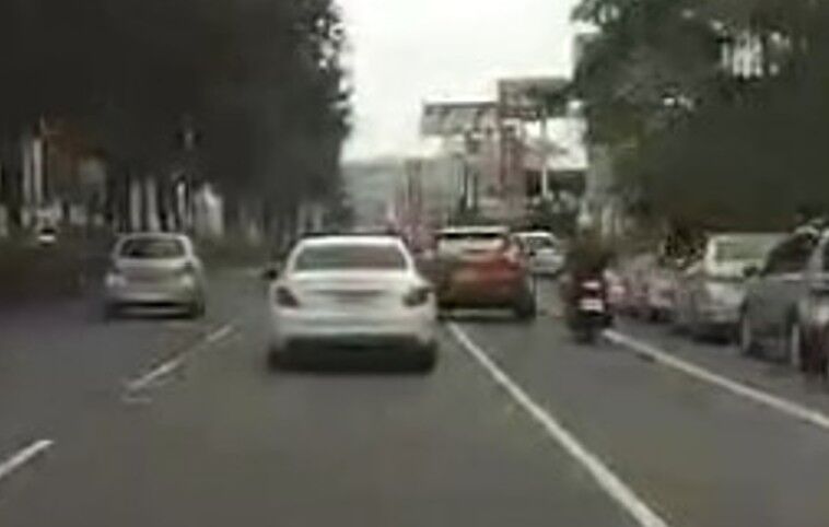 彰化驚險車禍！轎車打燈右切靠邊　後方機車騎士突慘摔