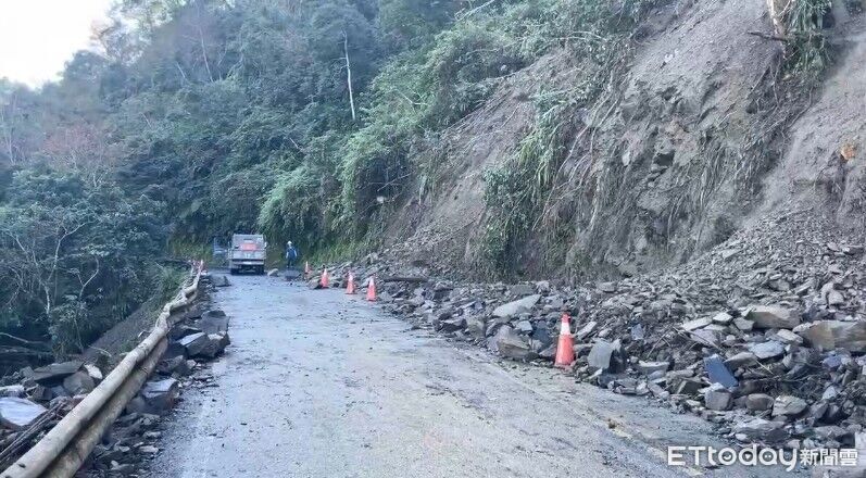 快訊／太平山邊坡「落石還在掉」！現場畫面曝　雙向道路暫停通行