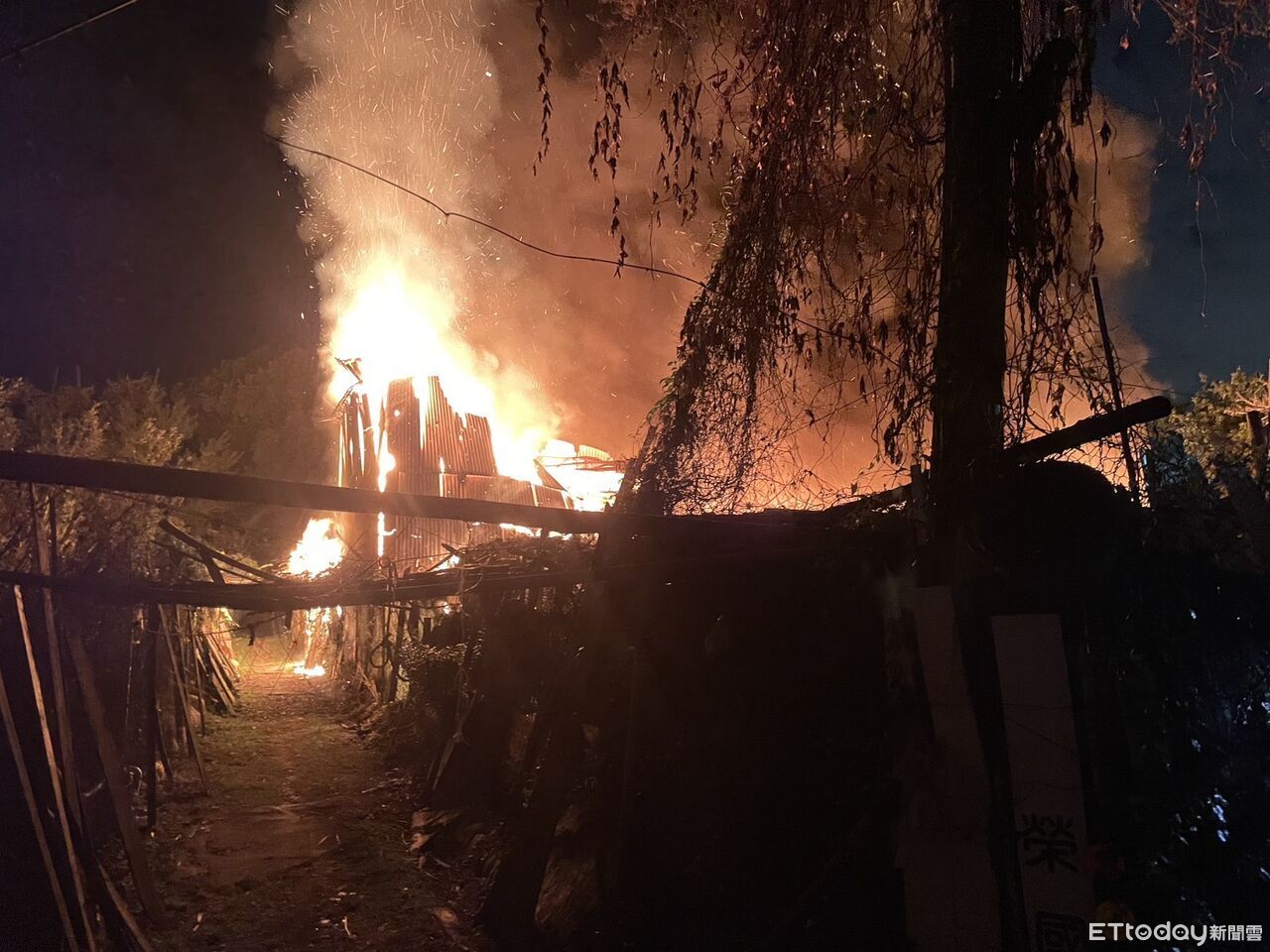 東勢果園鐵皮工寮半夜突起火　恐怖烈焰沖天驚險畫面曝光
