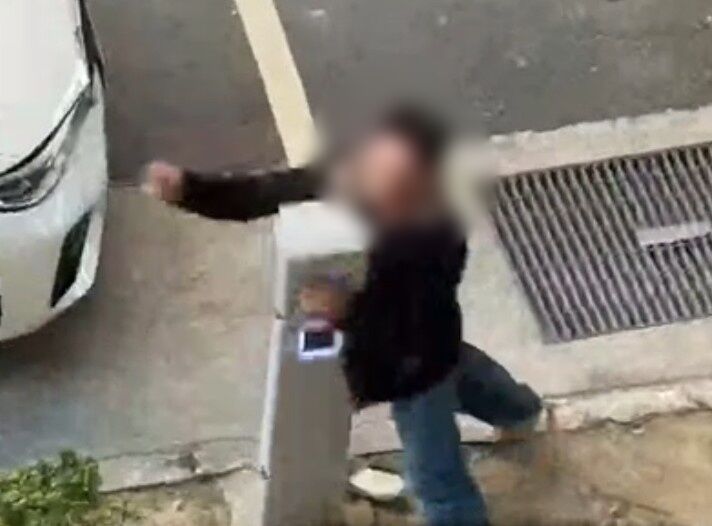 台南55歲男情緒失控！狠砸智慧停車柱自己也受傷　警消緊急送醫