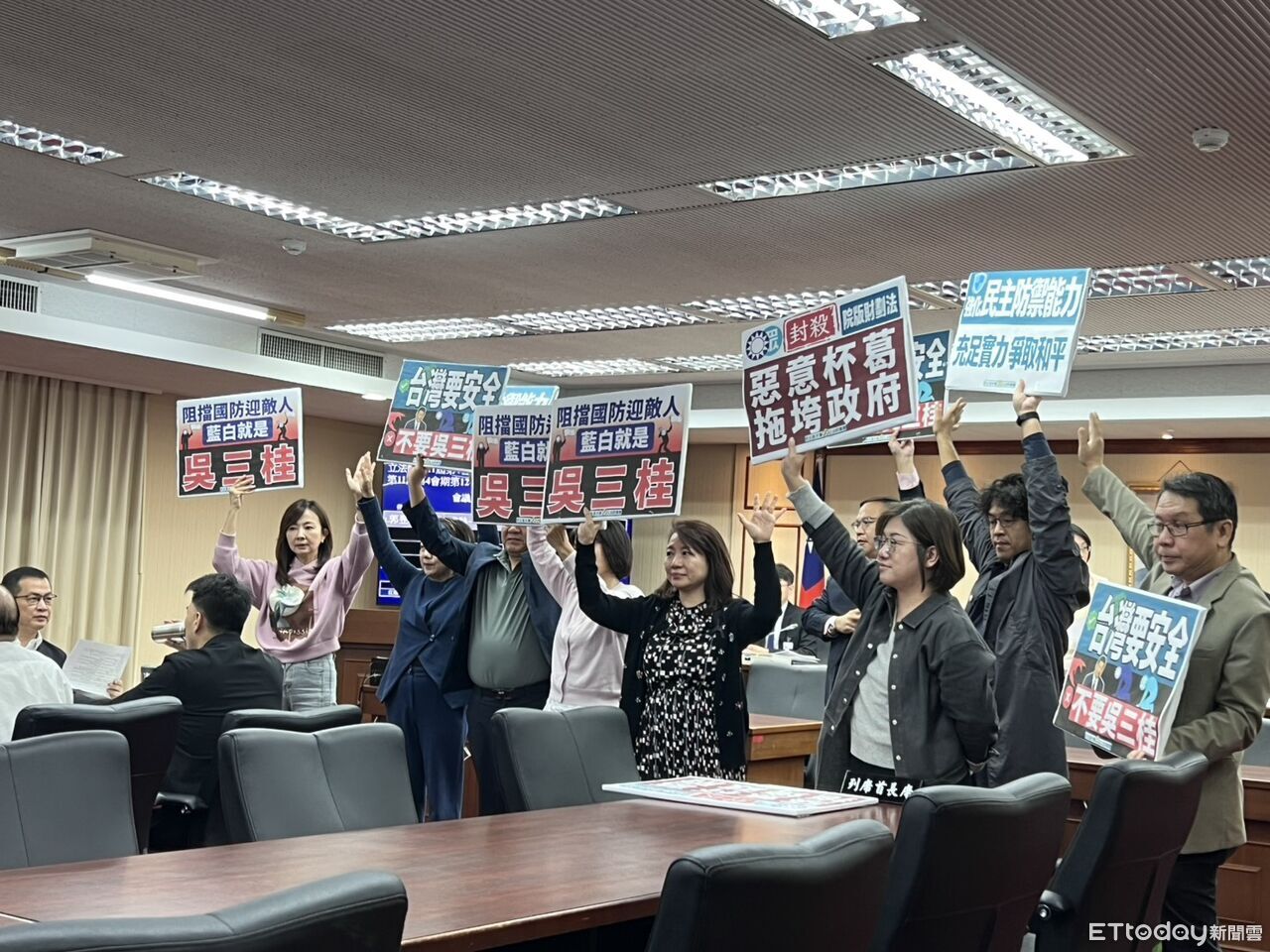 翁曉玲關鍵一票　1.25兆國防預算、政院財劃法草案「暫緩列案」