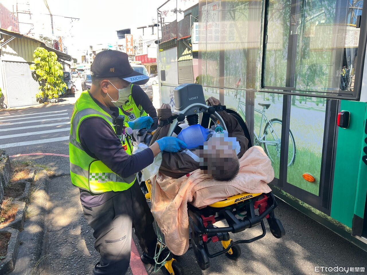 84歲翁公車上跌倒命危！竟是司機緊急煞車害的　送醫救回1命