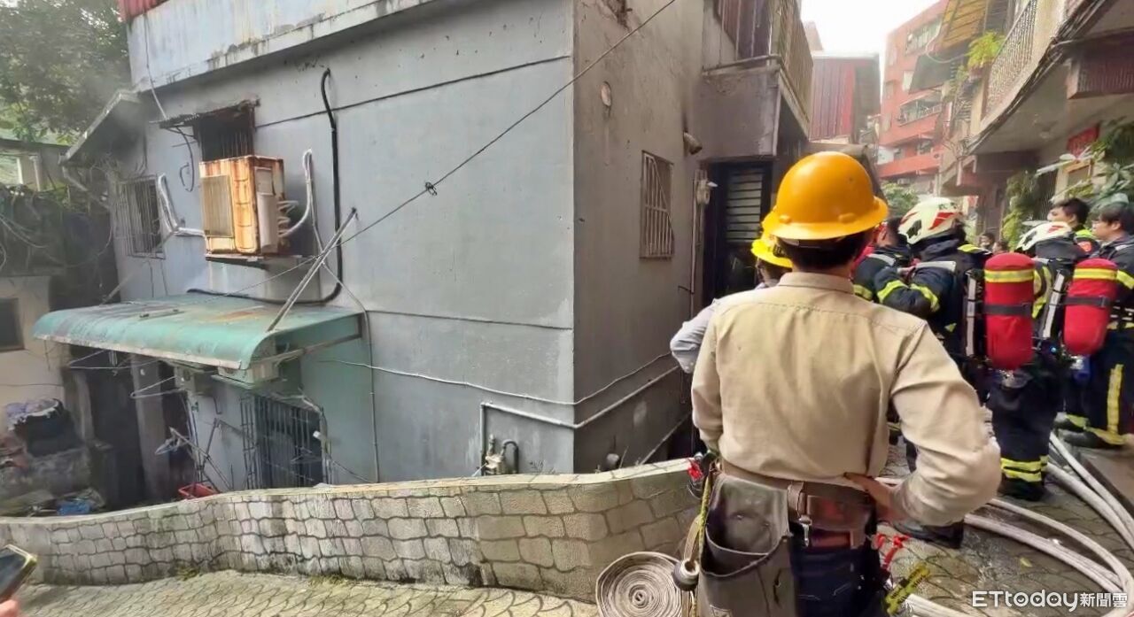 快訊／基隆2樓民宅竄白煙起火　行動不便獨居男獲救送醫