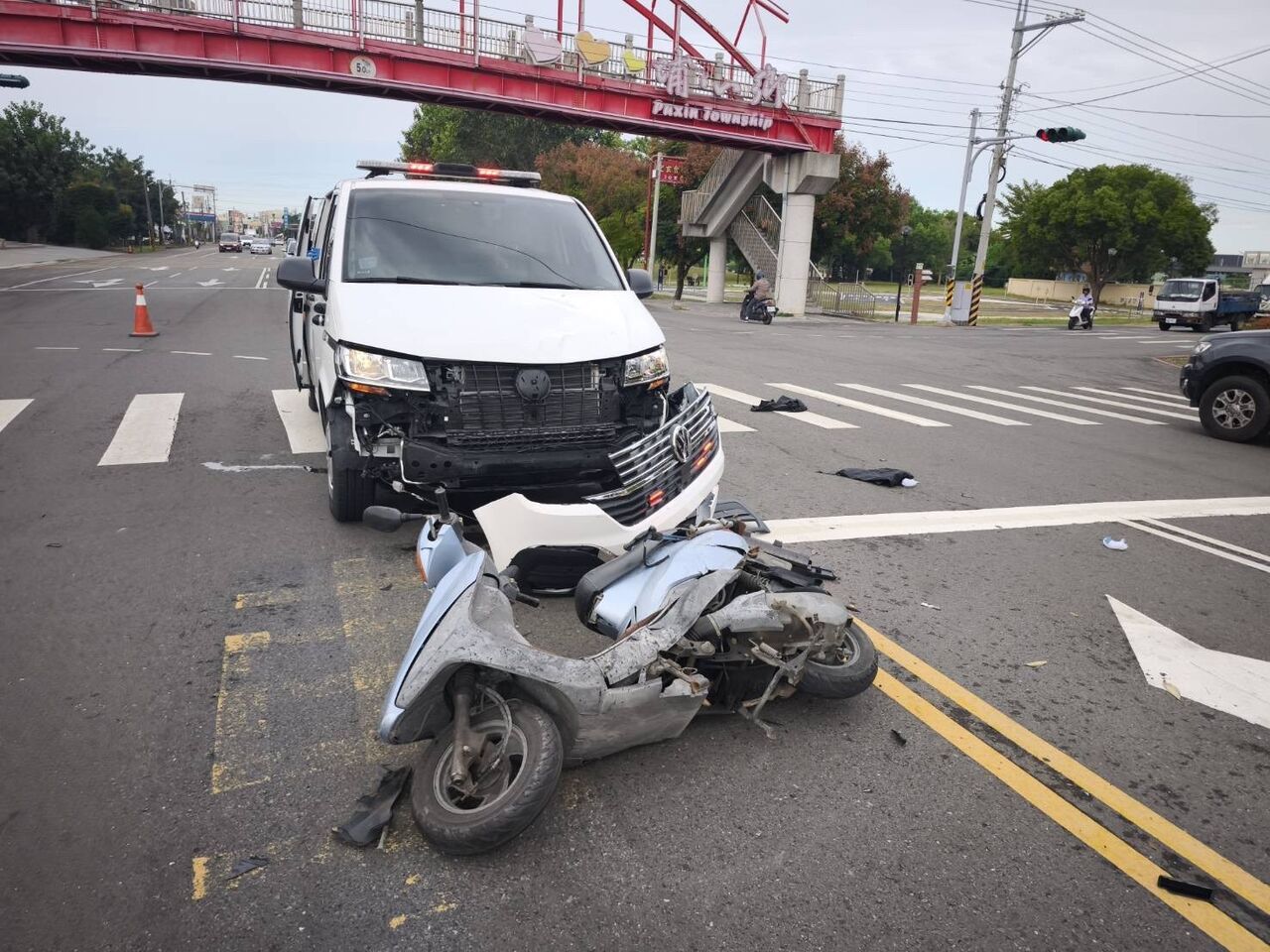 阿公鬼切2車道慘被KO！救護車保險桿噴出　移動神主牌畫面曝