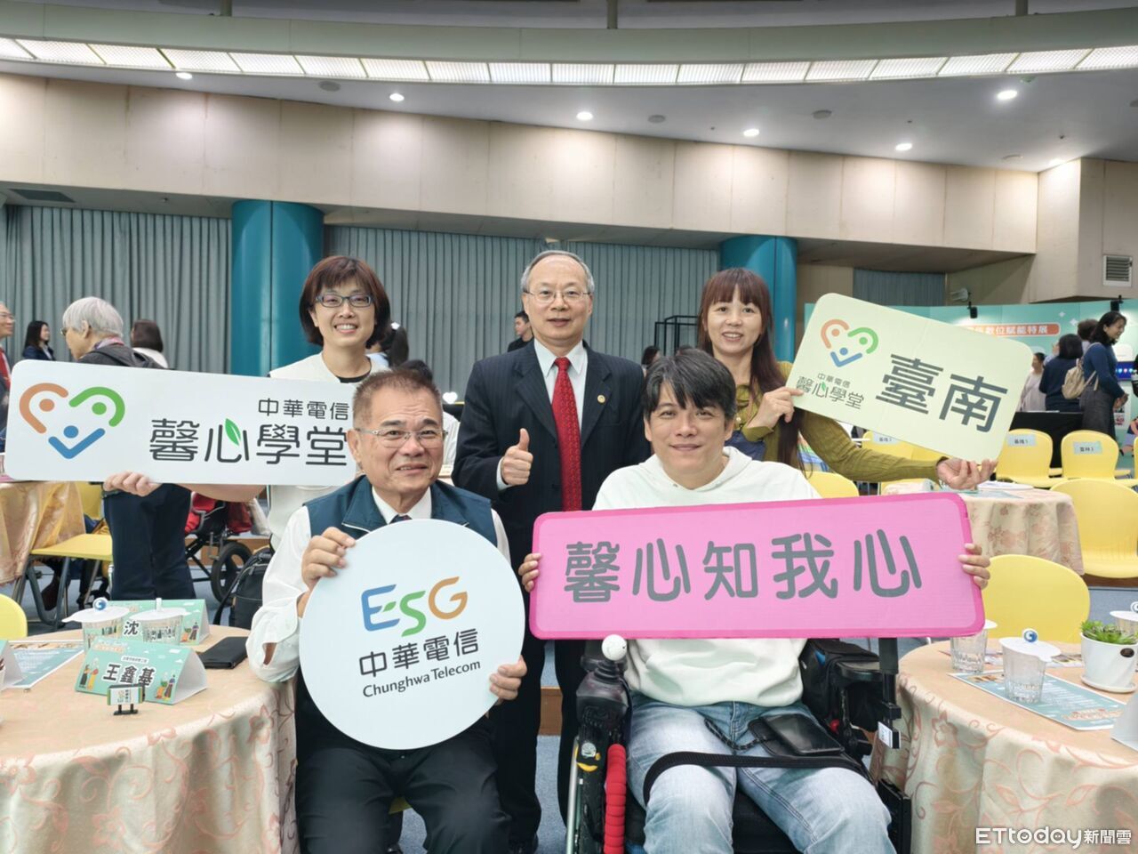 身障者陪長輩玩AI！　台南勞工局×中華電信打造全台首創數位學堂
