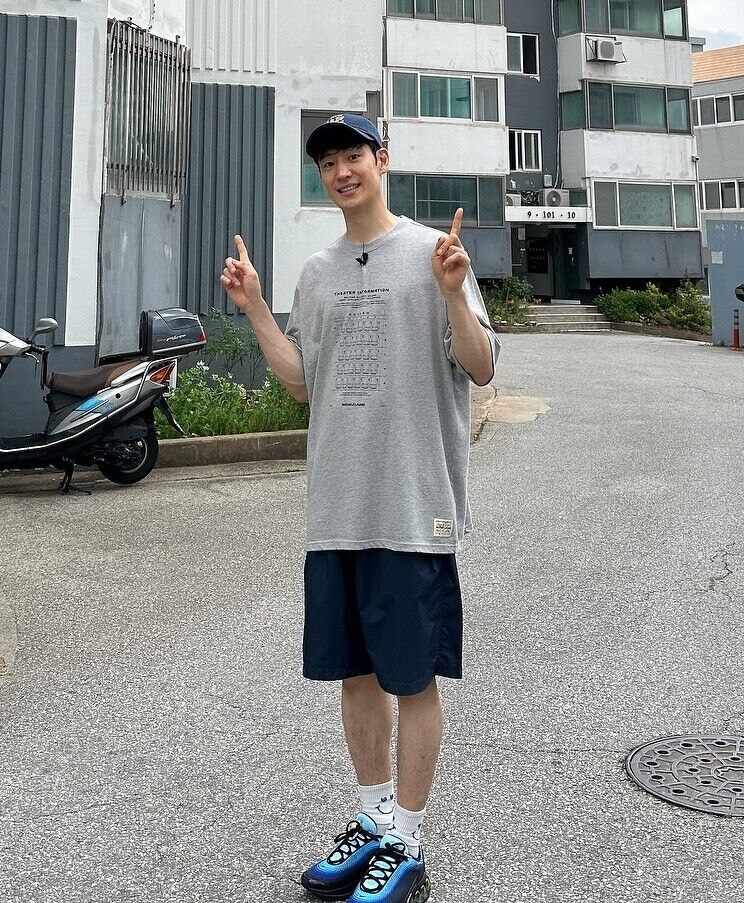 李帝勳41歲仍有少年感！用帽T、寬褲、球鞋穿出零違和的鄰家氣質