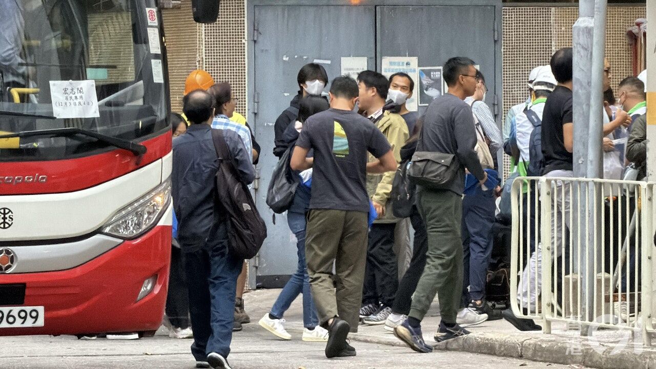 ▲宏福苑火災唯一未受波及的宏志閣災戶返家取物。（圖／香港01）