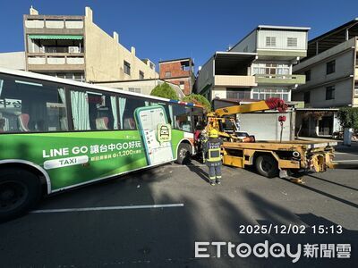 快訊／台中公車突衝越對向車道撞拖吊車　3人受困搶救中