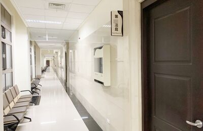 無塵室二度襲臀女同事！工程師詭辯「不小心」　監視器狠打臉