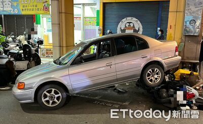 高雄男倒車「保齡球式」撞倒6機車!1女頭部受傷送醫