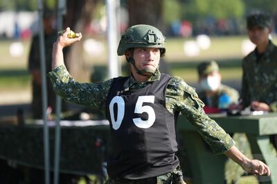 手榴彈「野戰投擲」比狠勁　陸軍盃體能戰技競賽士氣高