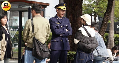 阮經天西門町拍片「單膝下跪」示愛！　觀光客認出男神嗨到原地跳