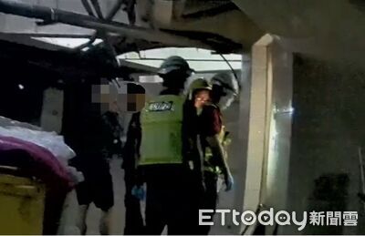 屏東兩男深夜困地下室電梯15分鐘　警消「L型破壞器」破門救援