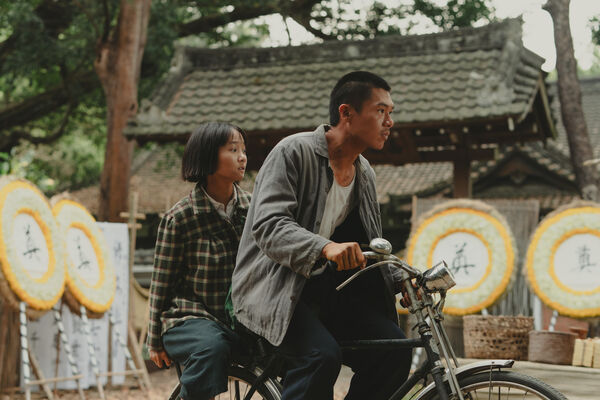 ▲《大濛》趙公道（柯煒林飾）帶著阿月（方郁婷飾）到「極樂殯儀館」。（圖／華文創提供）