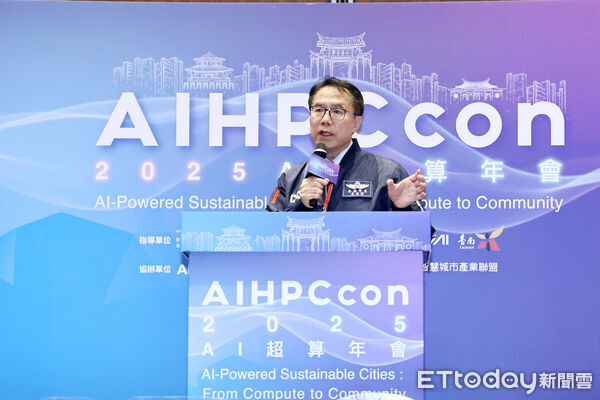 ▲台南市長黃偉哲與華碩共同執行長胡書賓簽署「AI City示範城市」合作備忘錄，國科會代表到場見證。（記者林東良翻攝，下同）