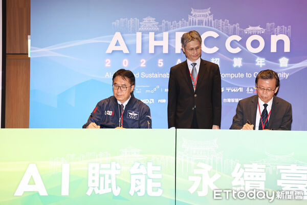 ▲台南市長黃偉哲與華碩共同執行長胡書賓簽署「AI City示範城市」合作備忘錄，國科會代表到場見證。（記者林東良翻攝，下同）