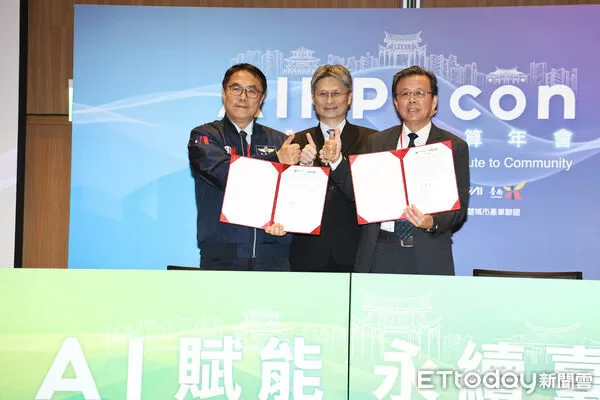 ▲台南市長黃偉哲與華碩共同執行長胡書賓簽署「AI City示範城市」合作備忘錄，國科會代表到場見證。（記者林東良翻攝，下同）