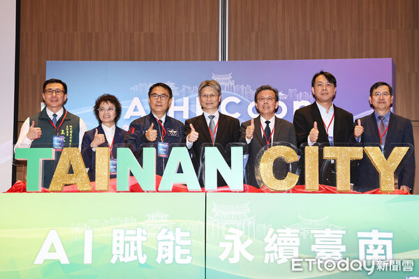 ▲台南市長黃偉哲與華碩共同執行長胡書賓簽署「AI City示範城市」合作備忘錄，國科會代表到場見證。（記者林東良翻攝，下同）