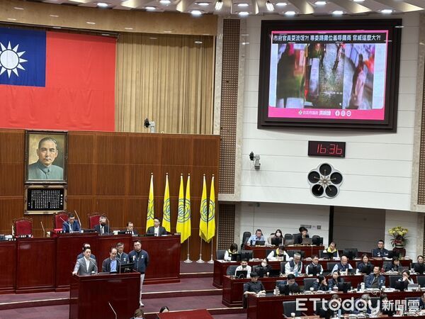 ▲洪婉臻質詢蔣萬安。（圖／記者鄭佩玟攝）