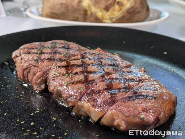 ▲莫爾頓牛排館12月限時供應　四大頂級和牛一次嚐。（圖／記者黃士原攝）