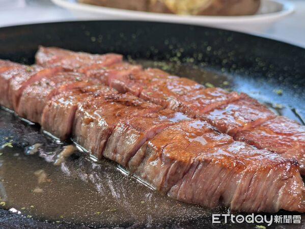 ▲莫爾頓牛排館12月限時供應　四大頂級和牛一次嚐。（圖／記者黃士原攝）