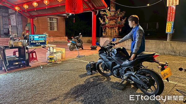 ▲環警監聯合稽查小組在華山地區深夜攔查改裝車輛，全面強化執法力度。（圖／記者游瓊華翻攝）