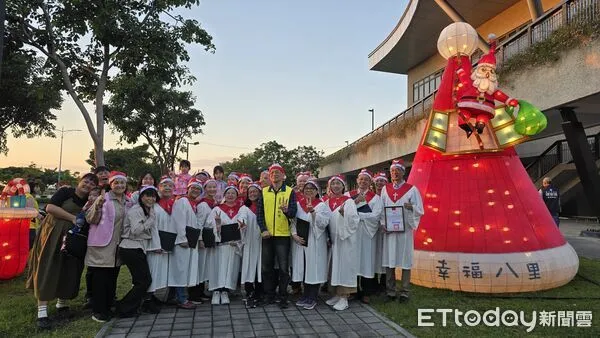 ▲▼八里區舉辦「2025 八里聖誕幸福光園」點燈儀式，區長邀請市民參觀，八里三珍文旦、柑橘、黃金筍Q版花燈           。（圖／記者陳以昇翻攝）