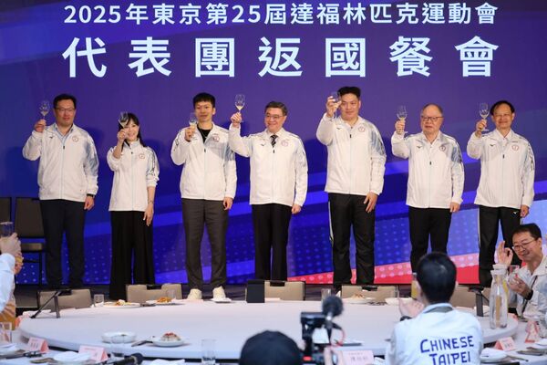 ▲2025年東京第25屆達福林匹克運動會返國餐會，由保齡球女子團體賽金牌選手張堯茜(左)、王玉琴(右)致贈大會吉祥物予行政院卓榮泰院長(中)。（圖／運動部提供）