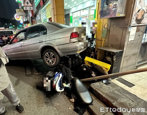 ▲▼高雄傍晚車禍。（圖／記者吳世龍翻攝）