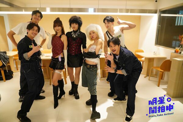 ▲《明星開拍中》是由(左起)楊銘威、陳漢典、風田、黃偉晉、Lulu黃路梓茵、曾莞婷共同打造的網路節目。（圖／TVBS）