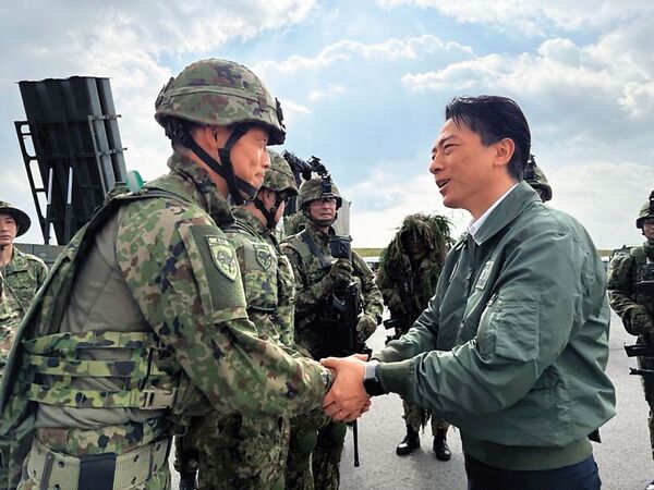 日本防衛大臣小泉進次郎（右）前往與那國島視察，還宣布將在沖繩諸島部署飛彈，讓中國氣得直批挑釁。（翻攝小泉進次郎X）