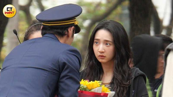 猜猜我是誰1／阮經天單膝下跪　示愛李沐畫面曝光