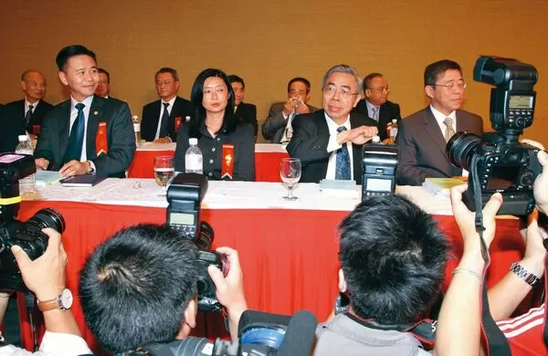 在王家二房支持下，王文祥（左1）2009年重返台塑石化擔任董事。（聯合知識庫）