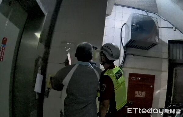▲內埔警消救出受困電梯的陳男兩人。（圖／記者陳崑福翻攝）