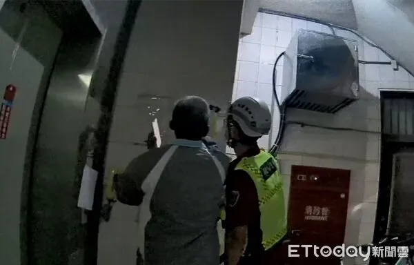 ▲內埔警消救出受困電梯的陳男兩人。（圖／記者陳崑福翻攝）