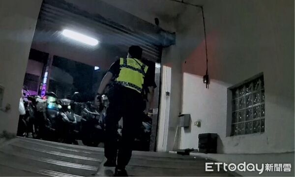 ▲內埔警消救出受困電梯的陳男兩人。（圖／記者陳崑福翻攝）