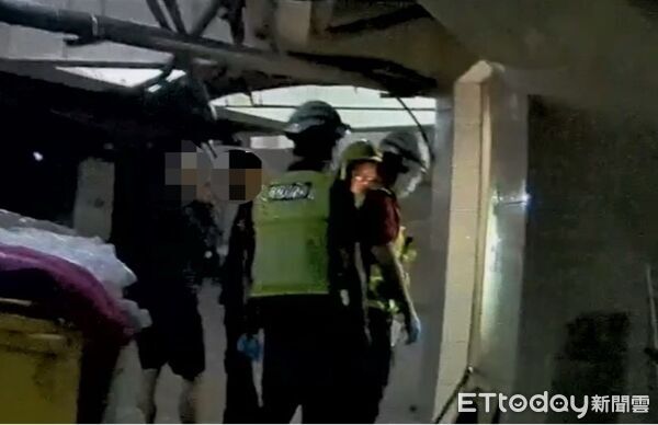 ▲內埔警消救出受困電梯的陳男兩人。（圖／記者陳崑福翻攝）