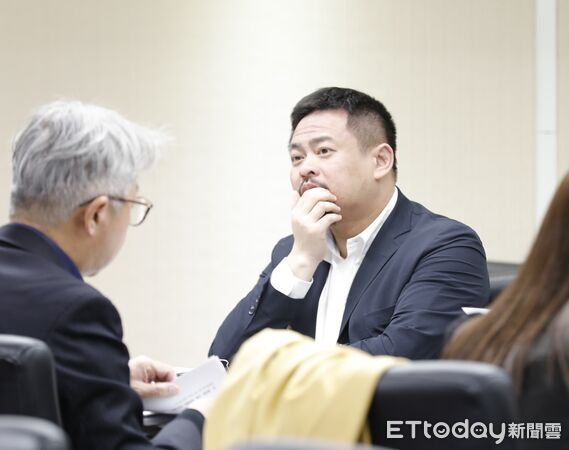 ▲▼立法院社會福利及衛生環境委員會審查外送員權益保障及外送平臺管理法草案，面對此一棘手法案勞動部長洪申翰看起來也十分頭痛。（圖／記者湯興漢攝）