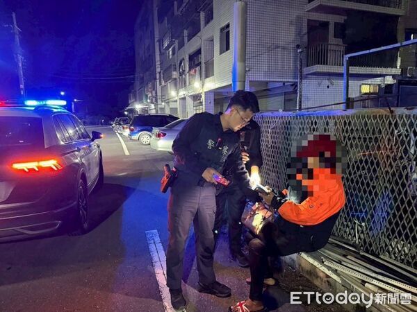 ▲員警協助身體不適老婦就醫獲讚。（圖／記者楊晨東翻攝）