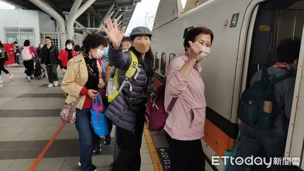 ▲高鐵台南站邀請受災長者與志工搭乘高鐵出遊，站長到場送上祝福。（記者林東良翻攝，下同）