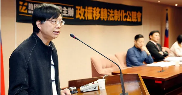 被不少教師評為「校園惡法」的「校事會議」催生者就是政大公行系助理教授莊國榮（左），他與教育部前部長潘文忠有師徒情誼，對不少教育政策具有實質影響力，學者譏其為「地下教育部長」。（圖／報系資料庫）