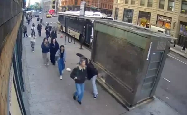 20歲女大生上學路上遭怪男攻擊　背後暴打「拉頭髮推倒」畫面曝。（圖／翻攝自X）